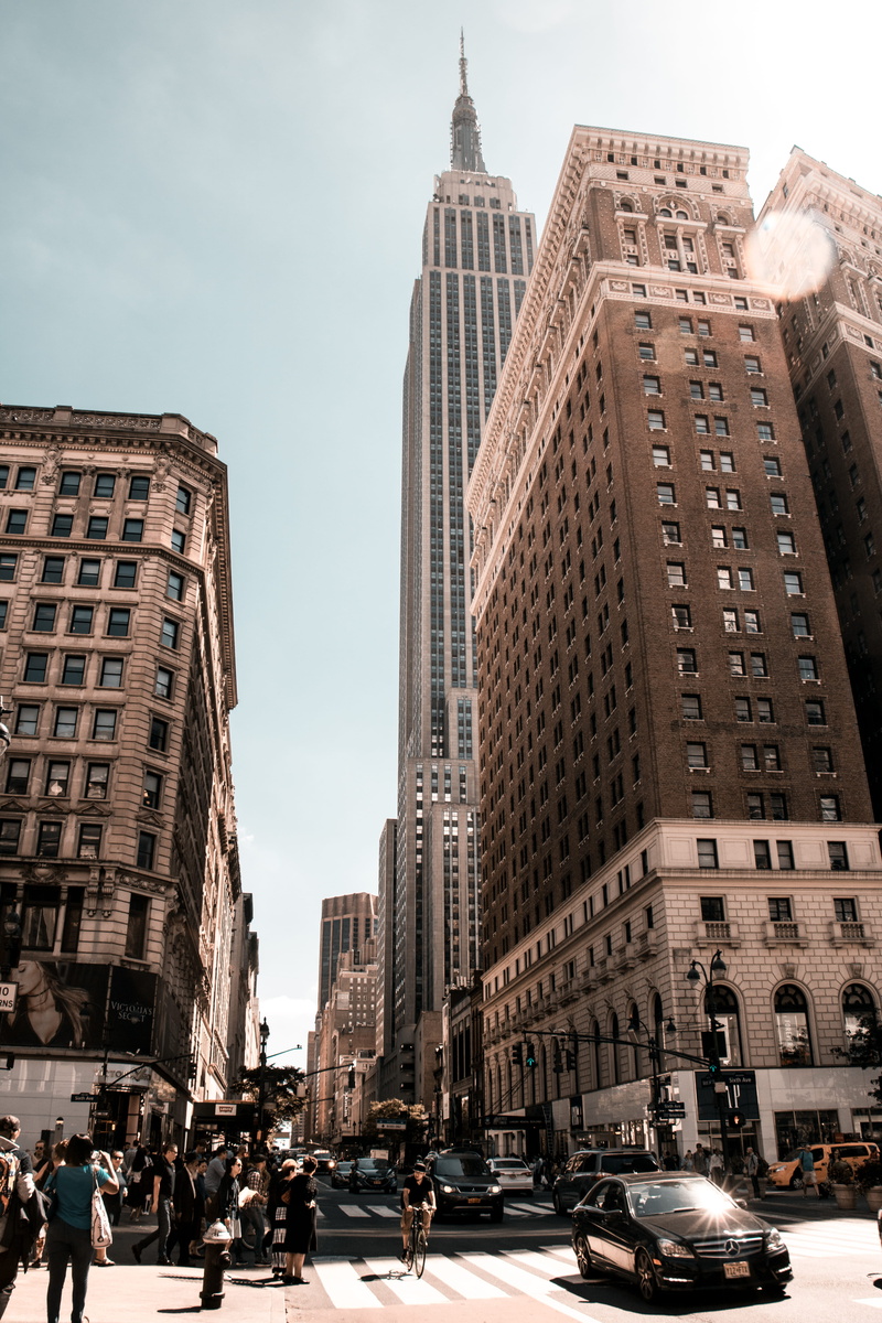 mode of transportation, 5K, cityscape, city life, skyscraper, land vehicle, cars, built structure, urban, city street, low angle shot, motor vehicle, perspective