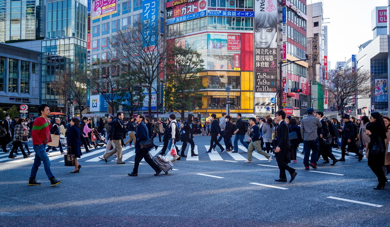 traffic, real people, urban Scene, city Life, road marking, walking on, large Group Of People, city street, women, transportation, road, architecture, crowd