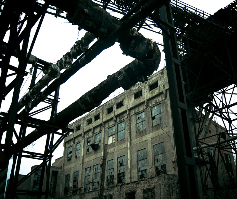 scared, building exterior, low angle view, ruined, built structure, sky, sovmod, window, 2K, old, architecture, damaged, windows, nature, construction industry