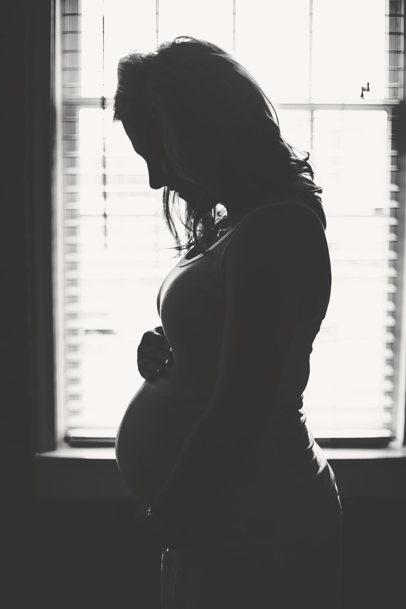 pregnant, standing, young adult, woman, real people, person, 5K, black-and-white, women, indoors, hairstyle, side view, leisure activity, one person, young women