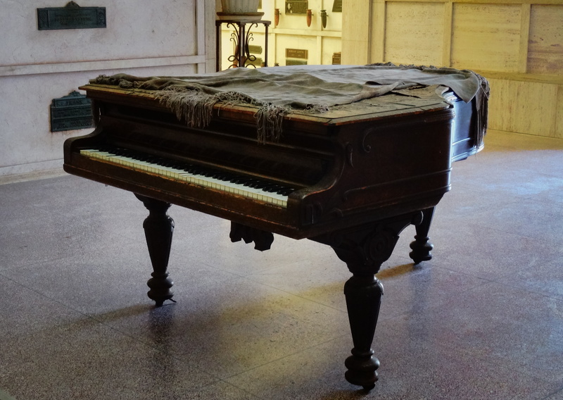 absence, play, 4K, concert, nostalgia, classic, keyboard, old piano, seat, flooring, representation, no people, musical instrument, arts culture and entertainment