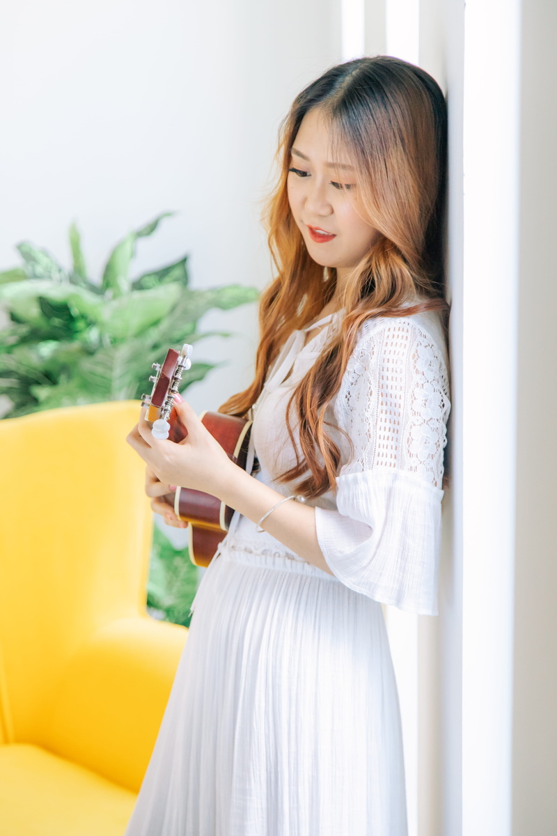 beautiful woman, lifestyles, leisure activity, relaxation, beauty, hairstyle, contemporary, portrait, hair, indoors, strumming, long hair, pretty, lifestyle