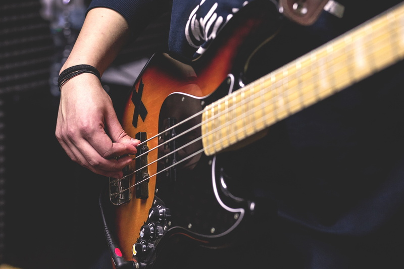 playing, electric guitar, guy, musical instrument, musician, crafts, still, acoustic guitar, human hand, play, guitarist, artist, people, skill, 4K, guitar