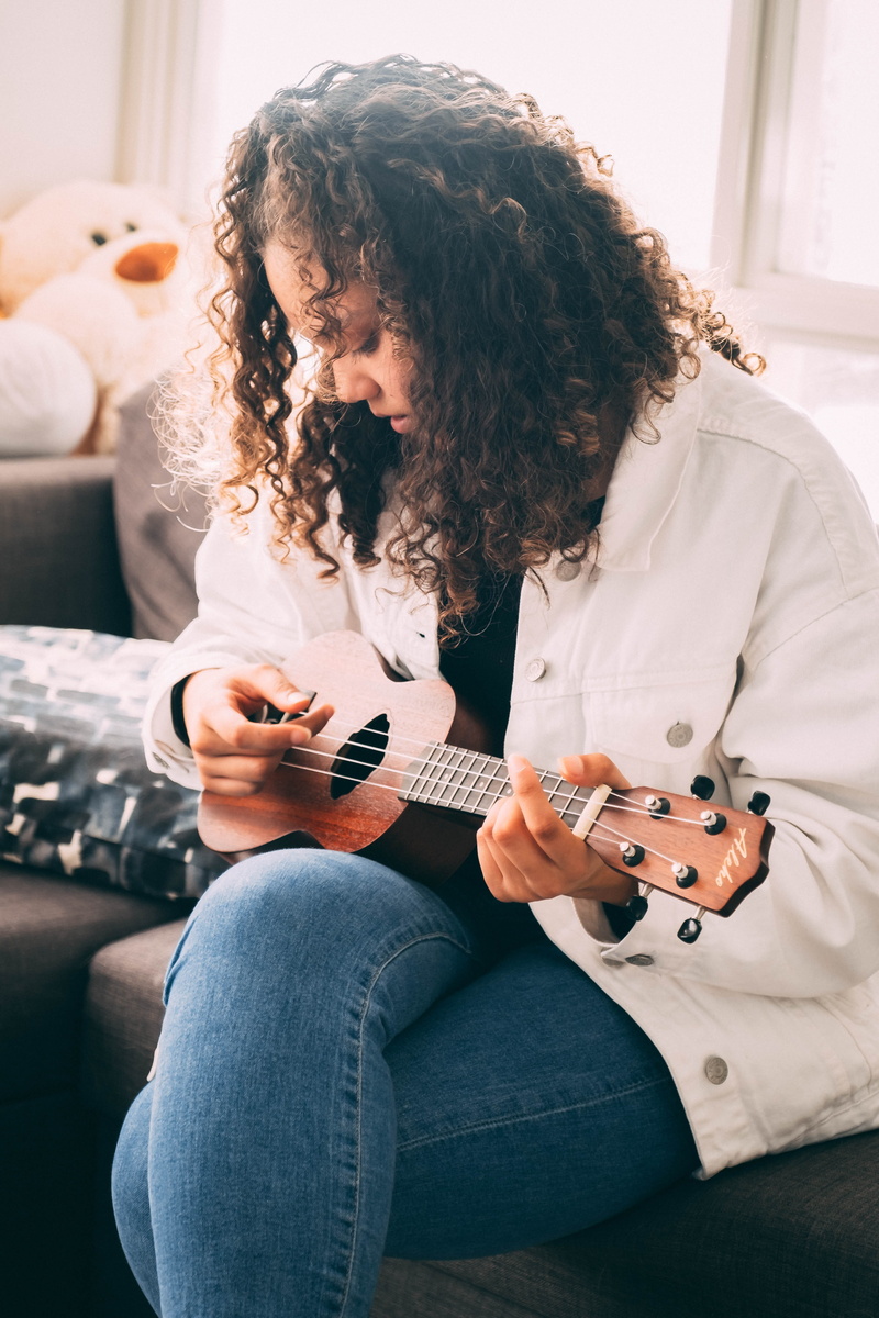 mobile phone, women, jeans, ukulele, beautiful woman, white, holding, indoors, leisure activity, woman, hairstyle, 4K, blue jeans, technology, hobby, playing