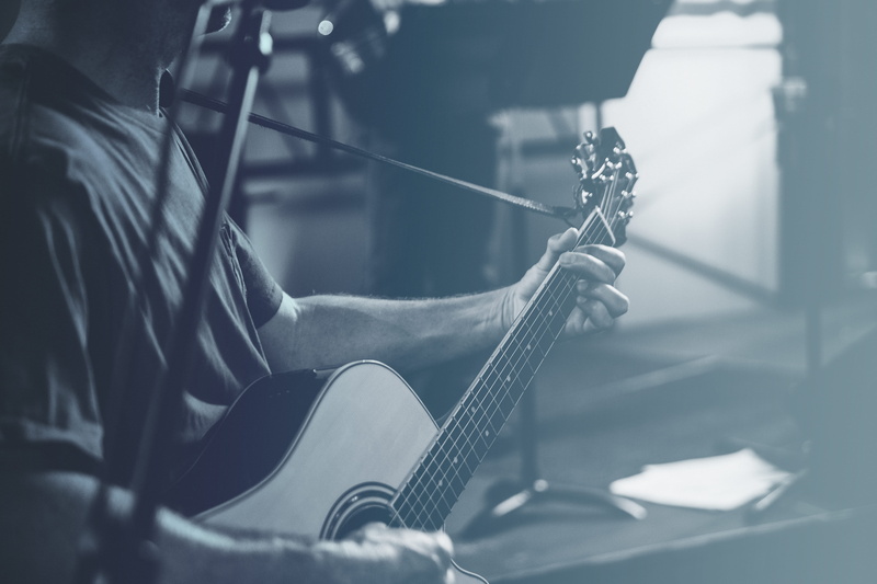 sing, music, artist, men, holding, plucking an instrument, string instrument, musical equipment, musical instrument, real people, guitar, acoustic guitar