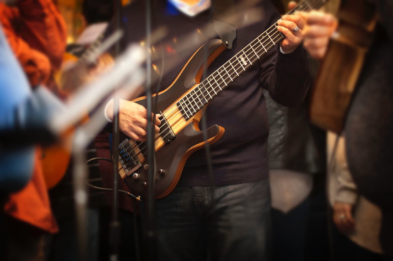 guitar, musical equipment, sond, nightlife, musical instrument, performance, band, group of people, people, holding, artist, string instrument, 2K, rock music
