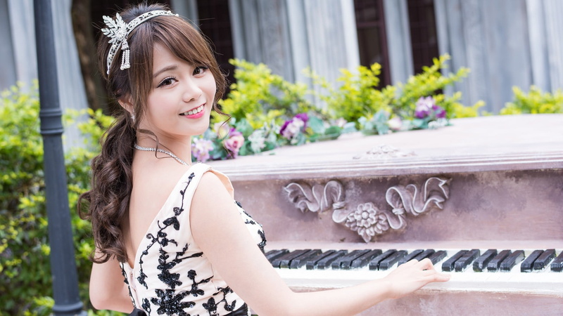 casual clothing, long hair, outdoors, looking at camera, wavy hair, portrait, women outdoors, happiness, women, leisure activity, playing, Sun Hui Tong