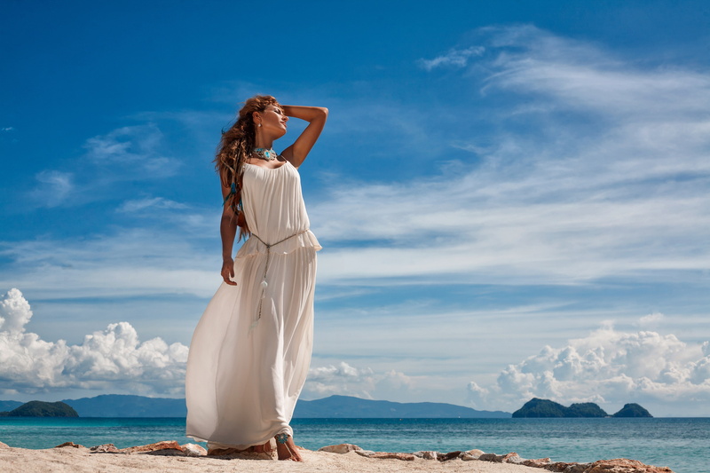 horizon over water, scenics - nature, spaghetti, lifestyles, on the shore, cloud - sky, human arm, real people, clouds, in white, 4K, long hair, leisure activity