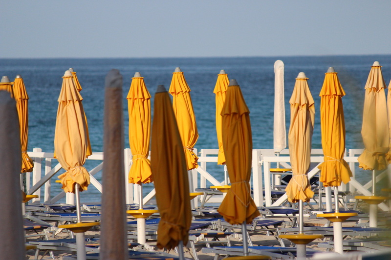 holiday, in a row, chair, outdoors, water, Beach, parasol, land, Sea, umbrella, Umbrellas, side by side, nature, 5K, blue, Yellow, sand, summer, lido