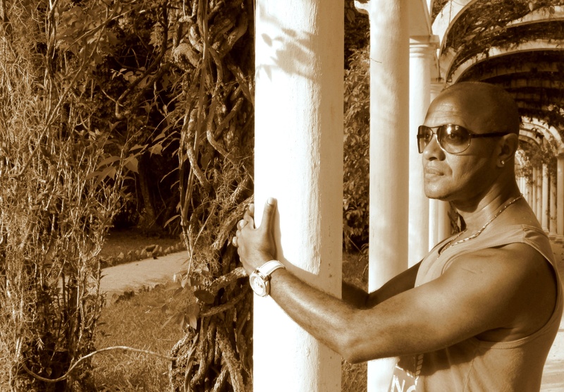real people, adult, males, rio de janeiro, nature, sunglasses, delicacy, sepia, jardim botanico, one person, architectural column, day, garden, lifestyles