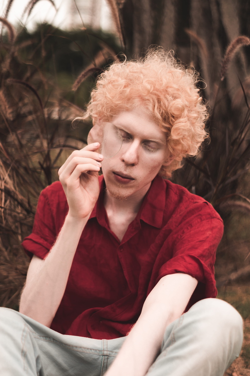 wearing, person, hairstyle, blond, model, man, hair, collared, day, three quarter length, red, lifestyles, real people, adult, 4K, blonde, one person