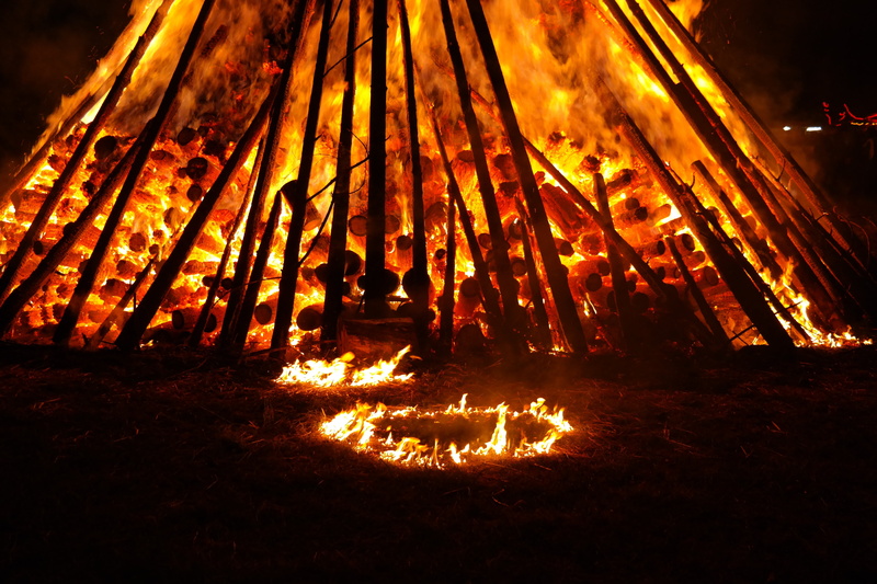 nature, summer solstice, land, blaze, witch fire, crowd, popular belief, festival, group of people, solstice, midsummer, bonfire, motion, orange color