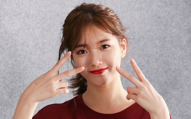 bangs, casual clothing, kpop, portrait, leisure activity, 4K, gesturing, headshot, adult, front view, one person, indoors, asian, looking at camera, women