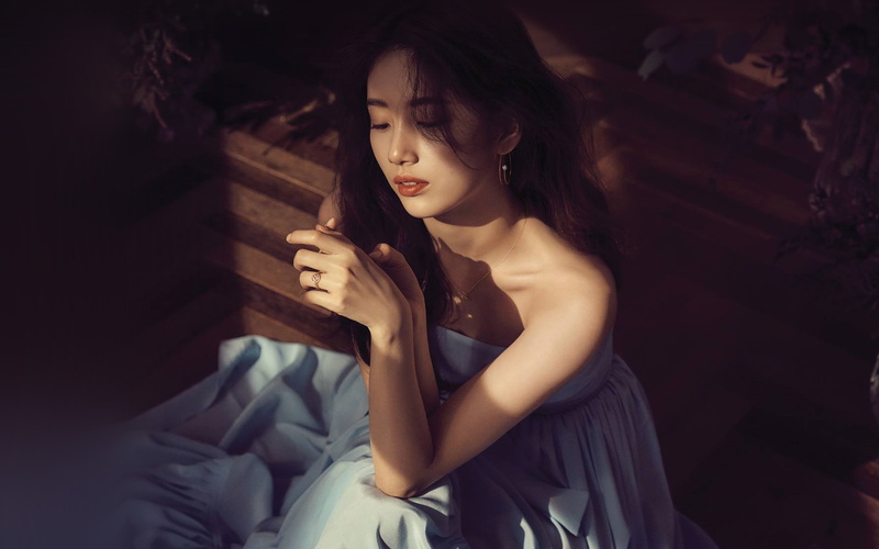suji, hairstyle, lifestyles, sitting, contemplation, beautiful woman, young adult, beauty, indoors, young women, women, three quarter length, girl, one person