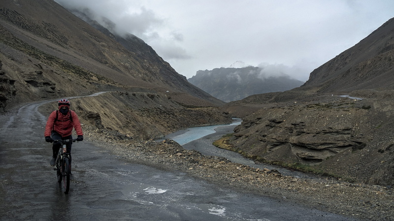 beauty in nature, lifestyles, mountain range, nature, one person, scenics - nature, leisure activity, men, cloud - sky, 2K, rear view, keylong-leh rd