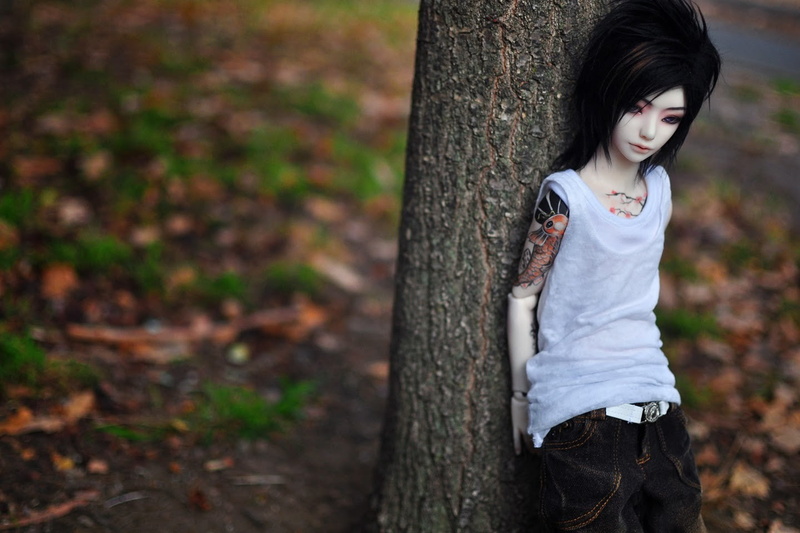 contemplation, offspring, 720P, child, casual clothing, outdoors, leaf, nature, tree, one person, forest, plant, doll, trunk, hairstyle, plant part, tree trunk