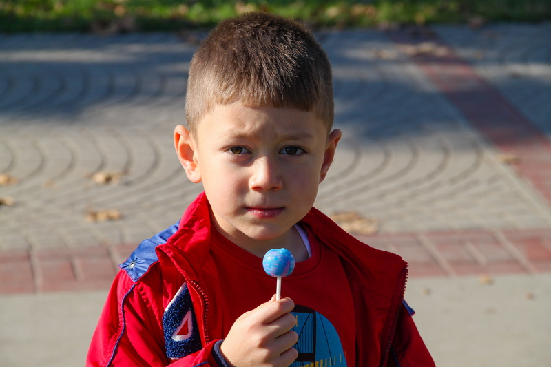 real people, leisure activity, front view, blond boy, child, sad, silent, ice cream, master, candy, portrait, boys, desperate, in tears, one person, casual clothing