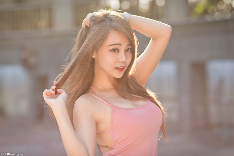 model, women, outdoors, women outdoors, front angle view, 1080P, earring, necklace, holding hair, portrait, brunette, depth of field, arms up, tank top