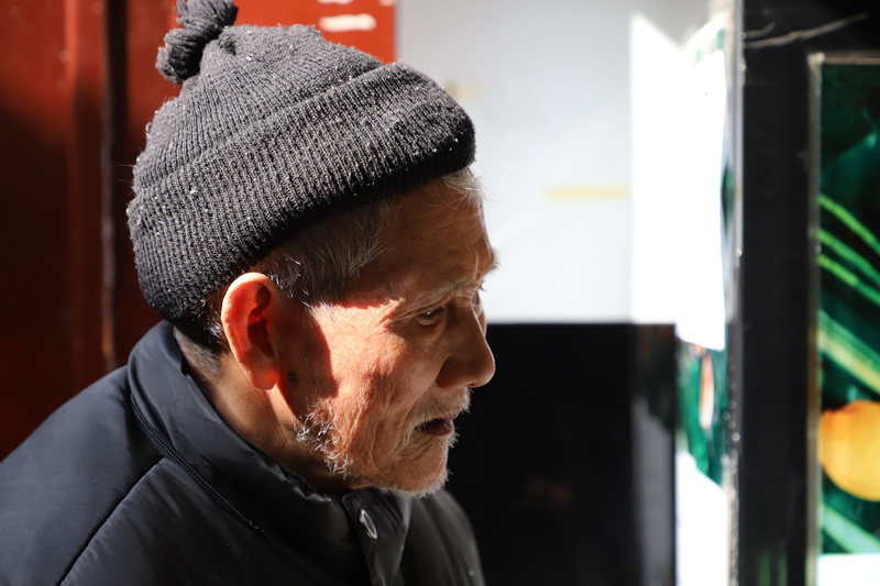 lid, china, side view, profile view, indoors, 5K, one person, looking away, chinese, mature adult, dark side, loss, contemplation, real people, cap, apathy