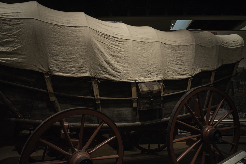 wheel, outdoors, wagon wheel, Covered Wagon, agriculture, close-up, built structure, 5K, architecture, city, land vehicle, old, horse Cart, mode of transportation
