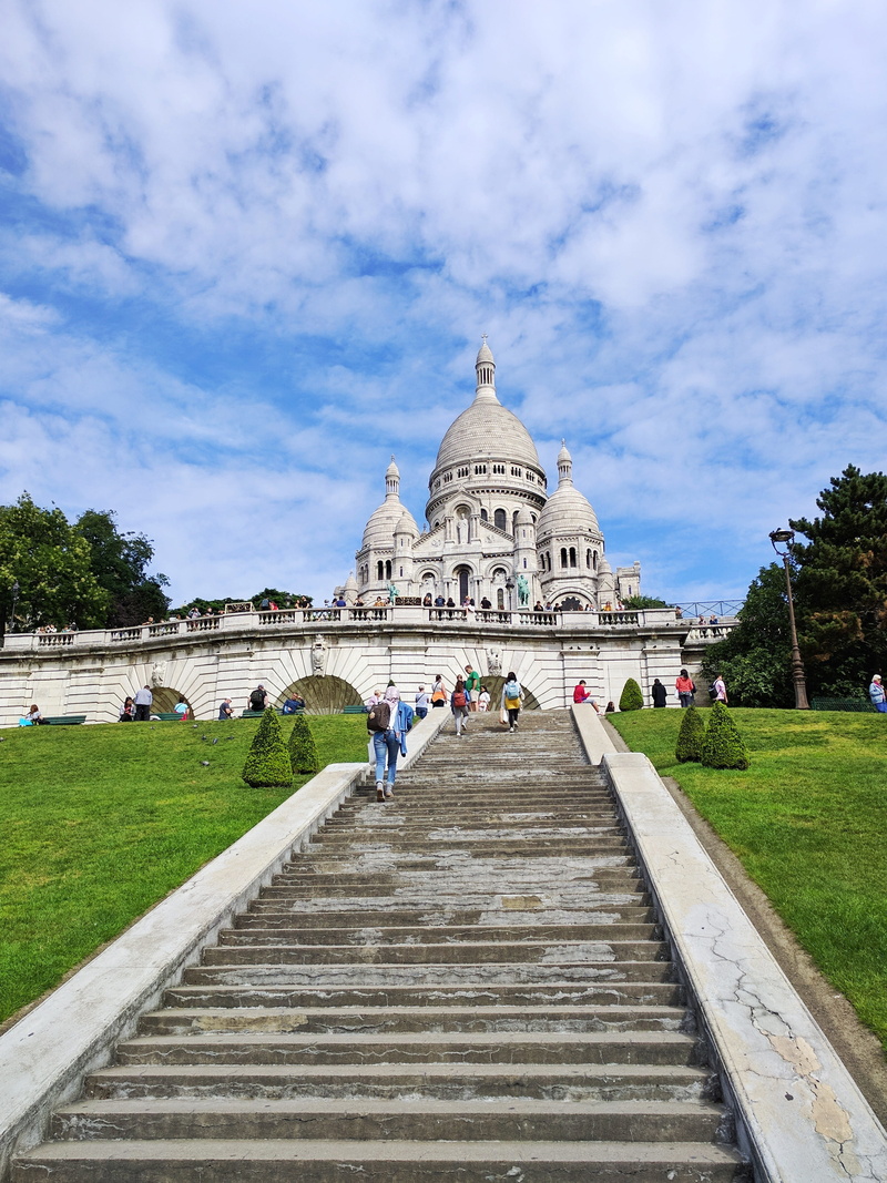 religion, outdoors, cloud - sky, group of people, nature, 4K, montmartre, sacred heart, paris, dome, tourism, architecture, plant, monument, history, place of worship