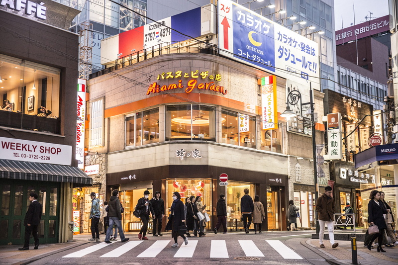 sign, shop, lighting, group of people, communication, large group of people, zebra crossing, adult, real people, 5K, tarmac, asphalt, intersection, script