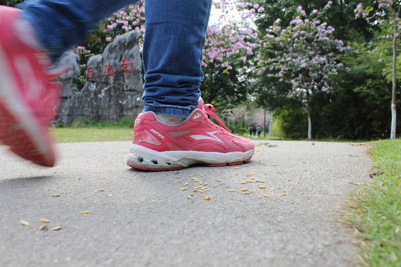 concrete, jeans, sport, body part, outdoors, plant, limb, blurred motion, sports, one person, motion, human leg, run, surface level, lifestyles, taobao mall