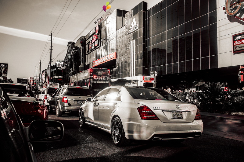motor vehicle, day, infrastructure, outdoors, vehicle, mall, 5K, land vehicle, red, transportation, car, mode of transportation, building exterior, factory