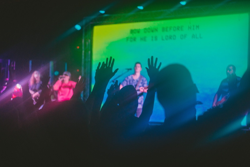 communication, men, smoke, bass, guy, concert, large group of people, guitar, projection screen, event, illuminated, nightlife, clubbing, adult, jesus