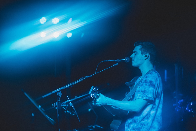 sing, light, bass, smoke, lighting equipment, input device, stage, artist, stage light, skill, indoors, girl, praise, performing arts event, jesus, man