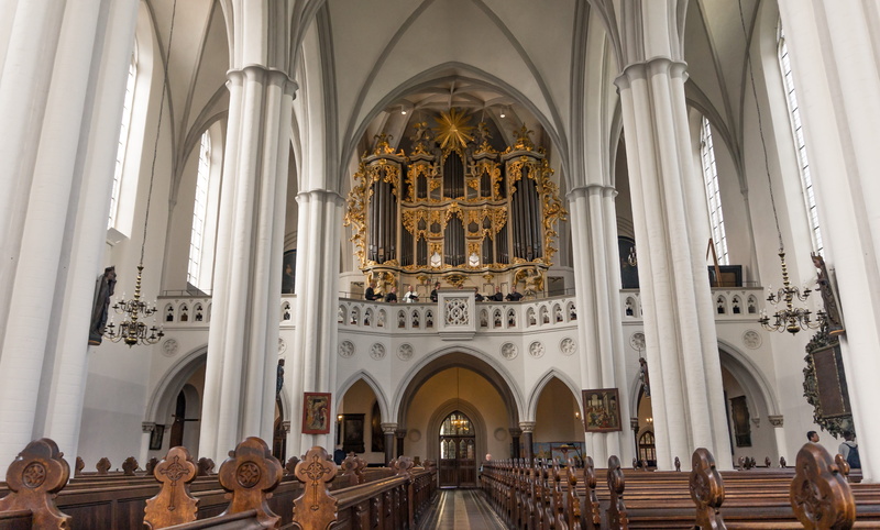 architecture, built structure, wagner-core-organ, building, building exterior, place of worship, church, arch, architectural column, altar, crowd, spirituality