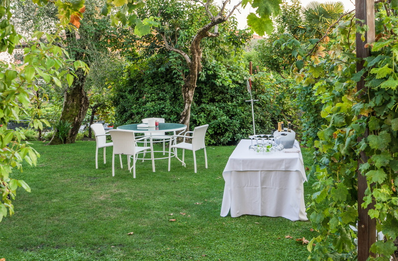 no people, party, green, nature, day, patio, growth, land, outdoors, set, outdoor party, wine, tree, 5K, seat, daytime, trees, dinner, champagne, garden
