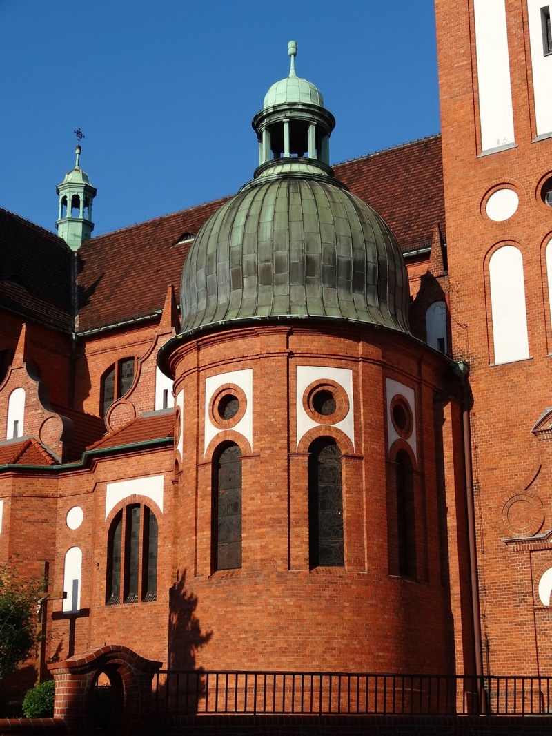 low angle view, architecture, building, belief, clear sky, building Exterior, built Structure, dome, sky, 720P, holy trinity church, clock, spirituality