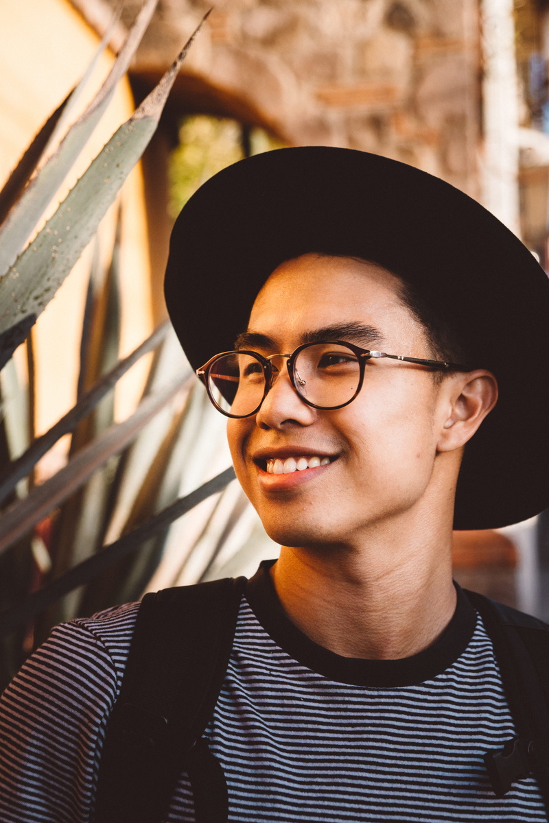 looking, glasses, glass, young men, person, young adult, fashion, wearing, retrato, focus on foreground, smiling, smile, real people, man, 5K, muchacho
