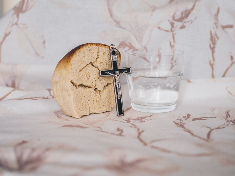 table, glass - material, drink, cork - stopper, fasting, refreshment, 4K, close-up, pendant, beside, indoors, glass, bread, still life, studio shot, container