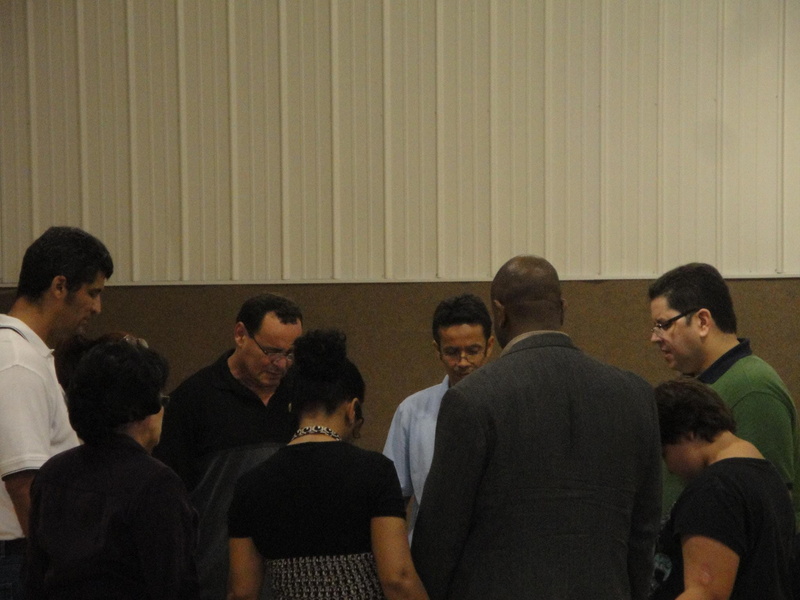 medium group of people, hombres y mujeres de fe, group, adult, fieles, orando, crowd, heads bowed down in prayer, cristianismo, relación con dios, cristianos