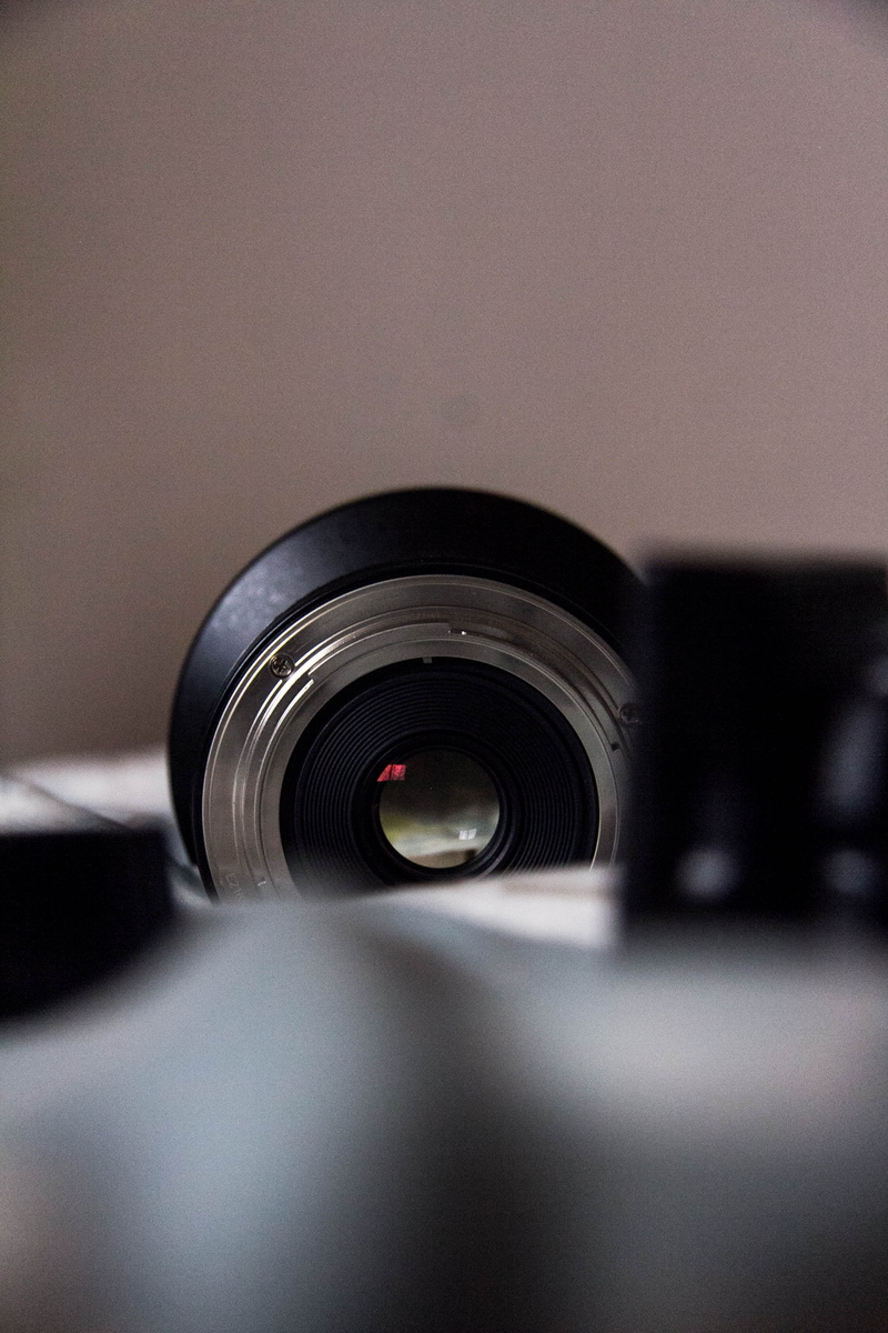 digital camera, table, 4K, camera - photographic equipment, music, indoors, lens - eye, gray, technology, selective, lente, photography themes, black