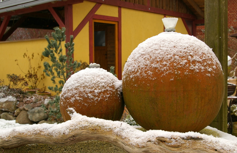 2K, rest, garden, winter, Balls, decoration, built structure, focus on foreground, terracotta balls, frozen, food and drink, house, wintry, snow, gartendeko