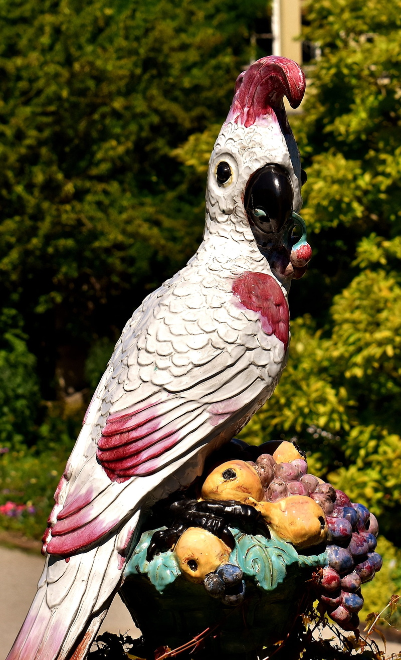 art and craft, ceramic, gartendeko, parrot, day, close-up, sculpture, garden figurines, bird, bird figurine, animal wildlife, outdoors, no people, decoration