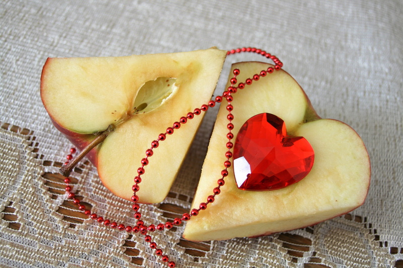 4K, hearts, lean, apple, apples, romance, the freshness, baked, decoration, sign, date, valentine, for a final decision, valentines day, 14, color, table