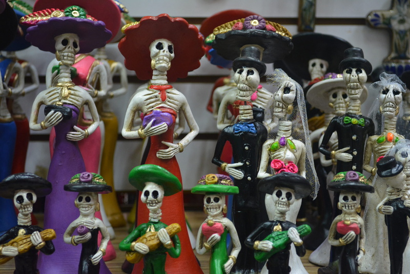 antique, retail, 4K, art and craft, choice, large group of objects, creativity, retail display, figurine, sculpture, no people, skeletons, dolls, male likeness