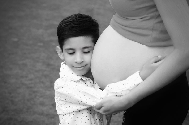 family, tenderness, mother, belly, innocence, parent, bonding, casual clothing, females, males, people, beauty, childhood, emotion, barriga, pregnancy