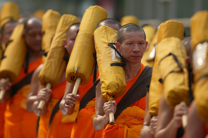 yellow, pray, phra dhammakaya, budhas, reflective clothing, men, ceremony, tradition, focus on foreground, buddhists, standing, holding, 4K, front view