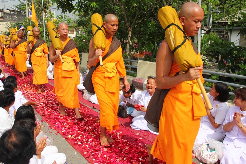 meditation, real people, belief, dhammakaya pagoda, wat, thailand, nature, crowd, million, tradition, monks, men, tree, child, day, leisure activity, orange color