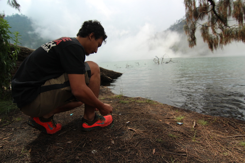 solid, ranu kumbolo, day, casual clothing, water, 5K, rock, land, scenics - nature, shoe, outdoors, lifestyles, leisure activity, one person, lake, nike