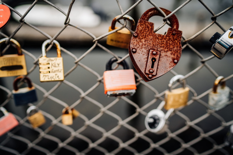 rust, park, love lock, united states, wire mesh, chainlink fence, padlock, no people, boundary, clock, chain, 8K, blade, weaponry, protection, padlocks