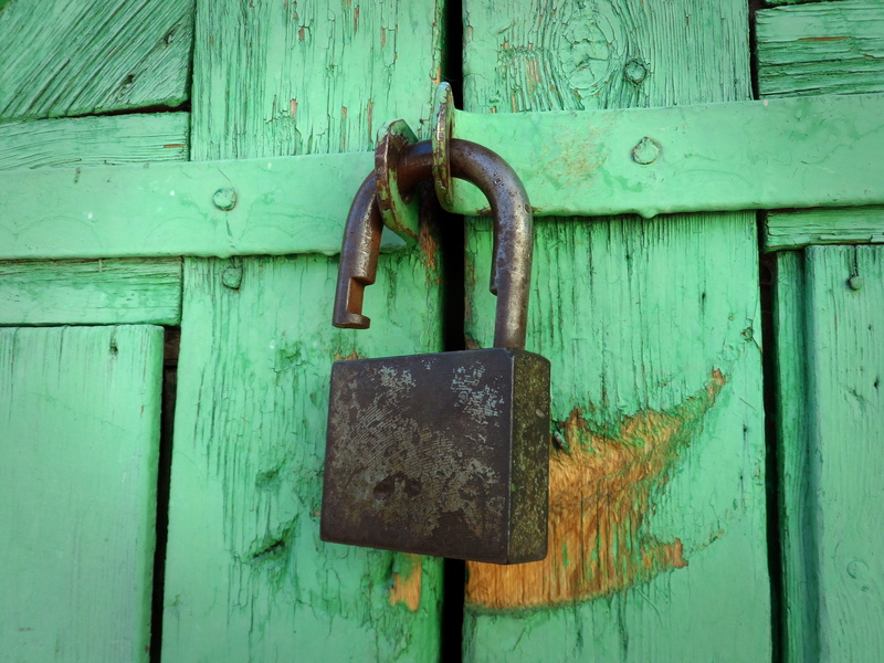 closed, backgrounds, rusty, close-up, door, castle, lock, 4K, safety, security, weathered, open lock, entrance, padlock, turquoise colored, outdoors, day