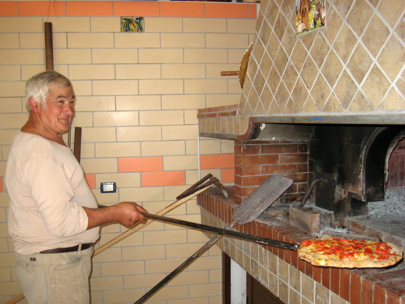 chef, people, only men, food And Drink, barbecue, Pizza, wall - building feature, wall, waist up, caucasian Ethnicity, 2K, cooking, standing, one man only