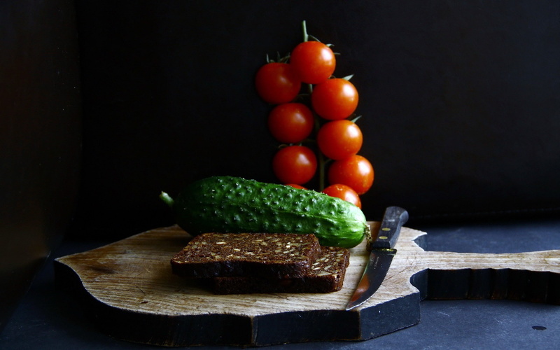 still life, raw food, fruit, no people, tomato, indoors, food and drink, food, close-up, table, red, wood - material, wellbeing, cutting board, 1080P