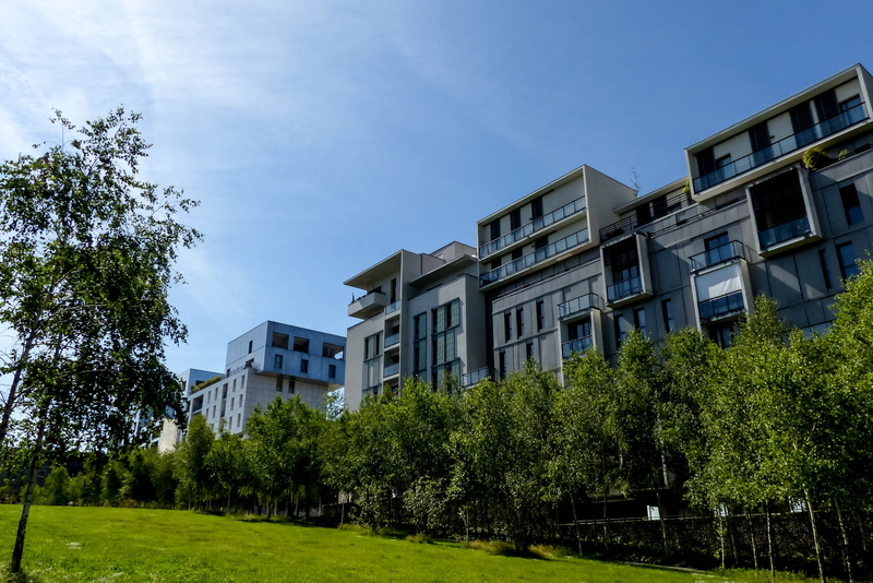 garden, outdoors, apartment, plant, no people, field, 4K, clear sky, confluence, building exterior, contemporary architecture, park, sky, growth, building